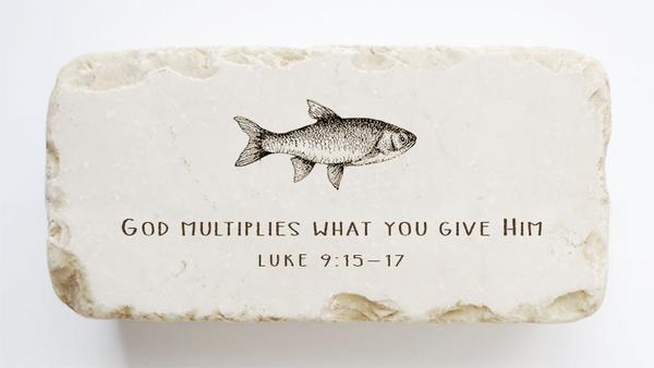 Twelve Stone Arte Luke 9:15-17 Scripture Stone with Fish